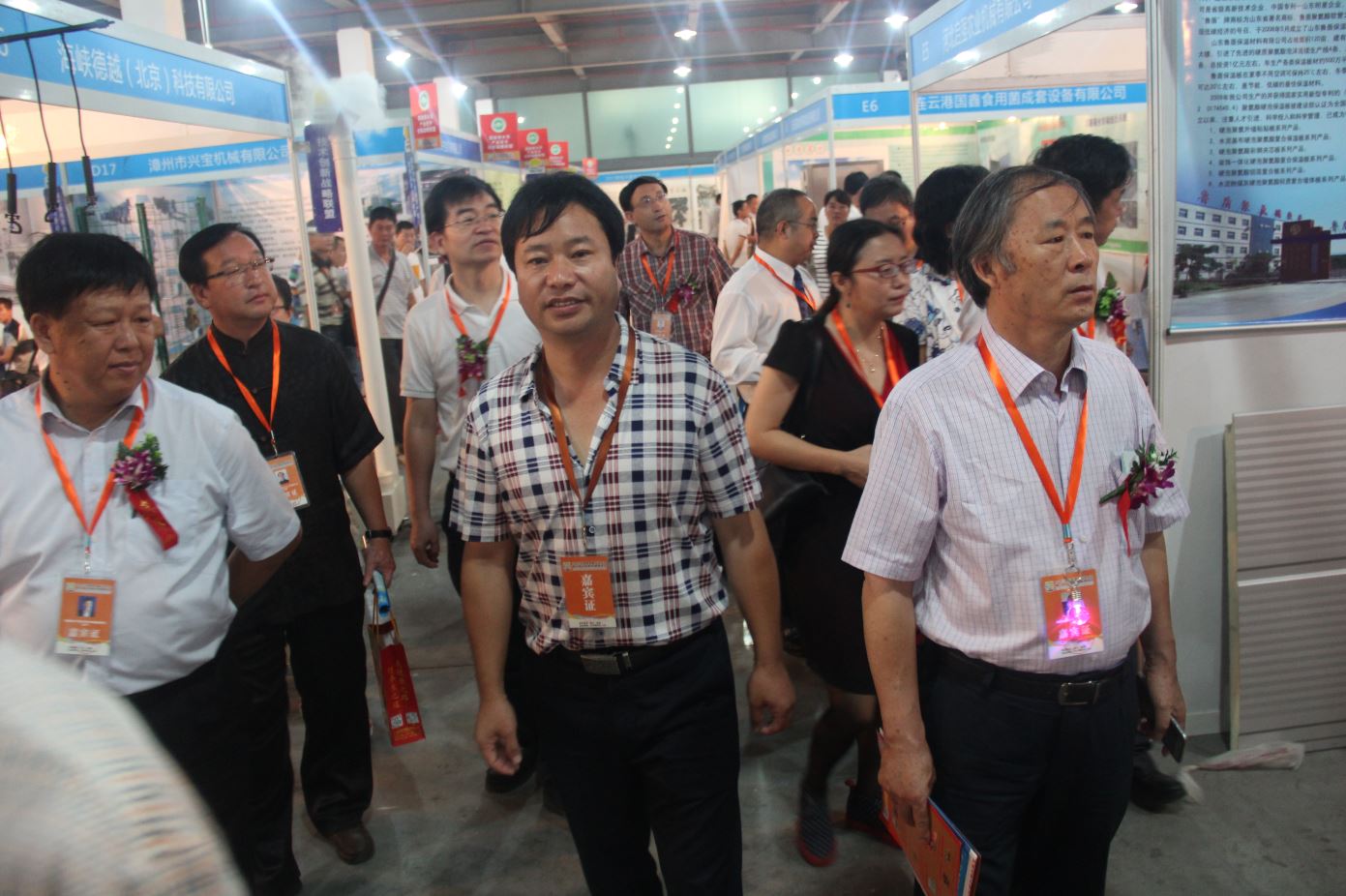 2015 中国食用菌产业年会暨第二届中国食用菌博览会-张东平经理和其它嘉宾参观展位.JPG